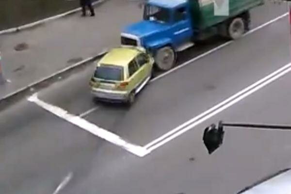 ДТП: Жінка залетіла під вантажівку (Відео)