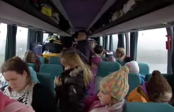Українські діти повертаються в зону бойових дій із «німецьких канукул» (Відео)